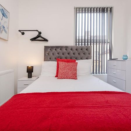 Huge 4 Bedroom Ensuite-Liverpool-Parking エクステリア 写真