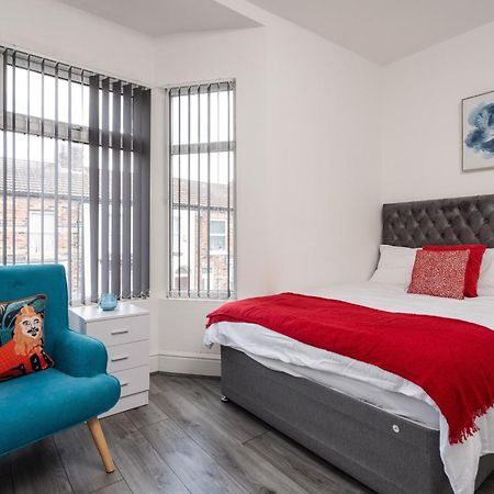 Huge 4 Bedroom Ensuite-Liverpool-Parking エクステリア 写真