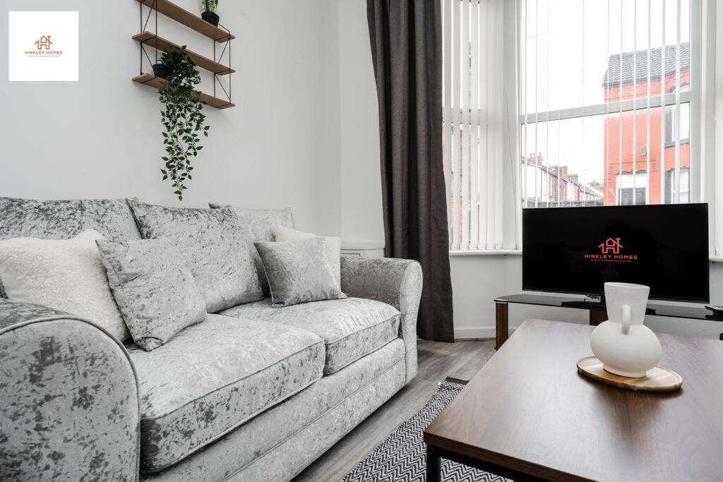 Huge 4 Bedroom Ensuite-Liverpool-Parking エクステリア 写真