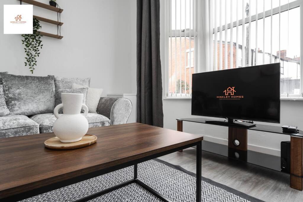 Huge 4 Bedroom Ensuite-Liverpool-Parking エクステリア 写真