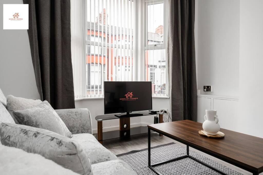 Huge 4 Bedroom Ensuite-Liverpool-Parking エクステリア 写真