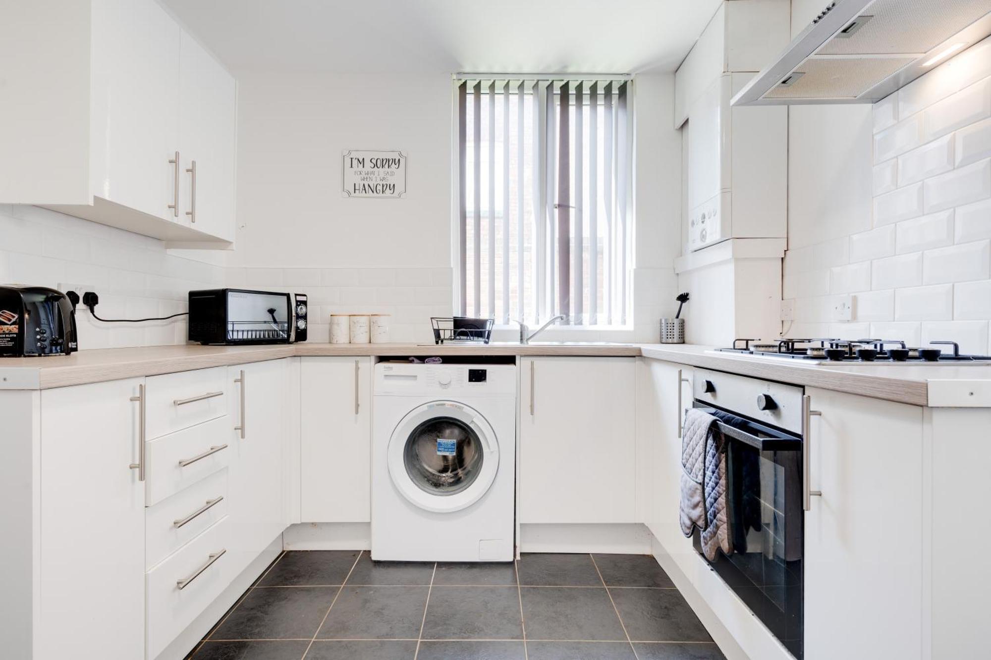 Huge 4 Bedroom Ensuite-Liverpool-Parking エクステリア 写真