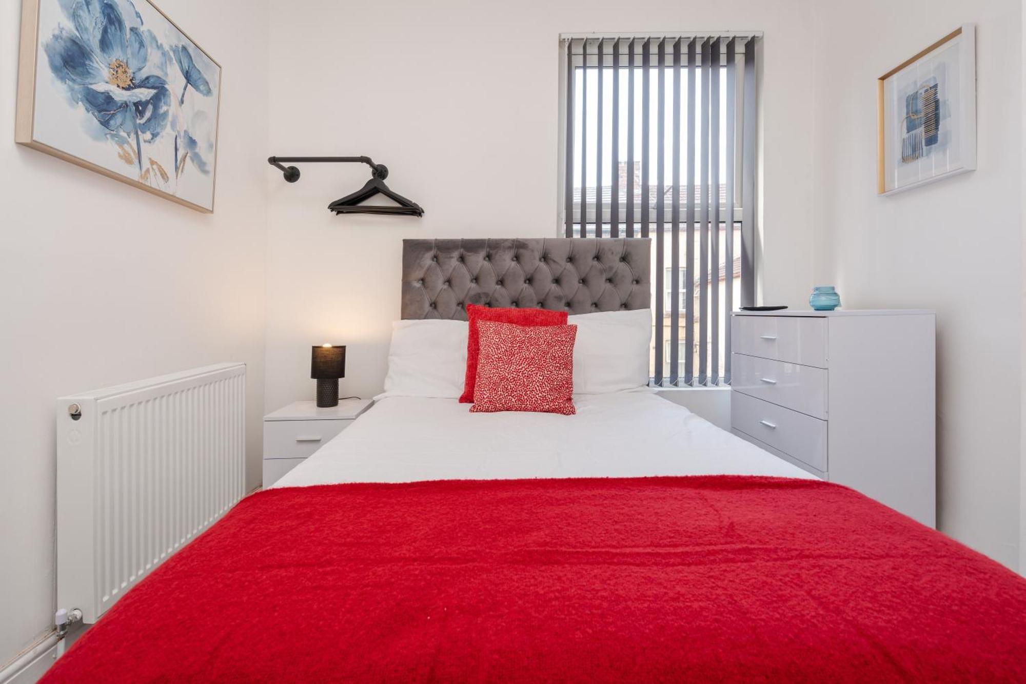 Huge 4 Bedroom Ensuite-Liverpool-Parking エクステリア 写真