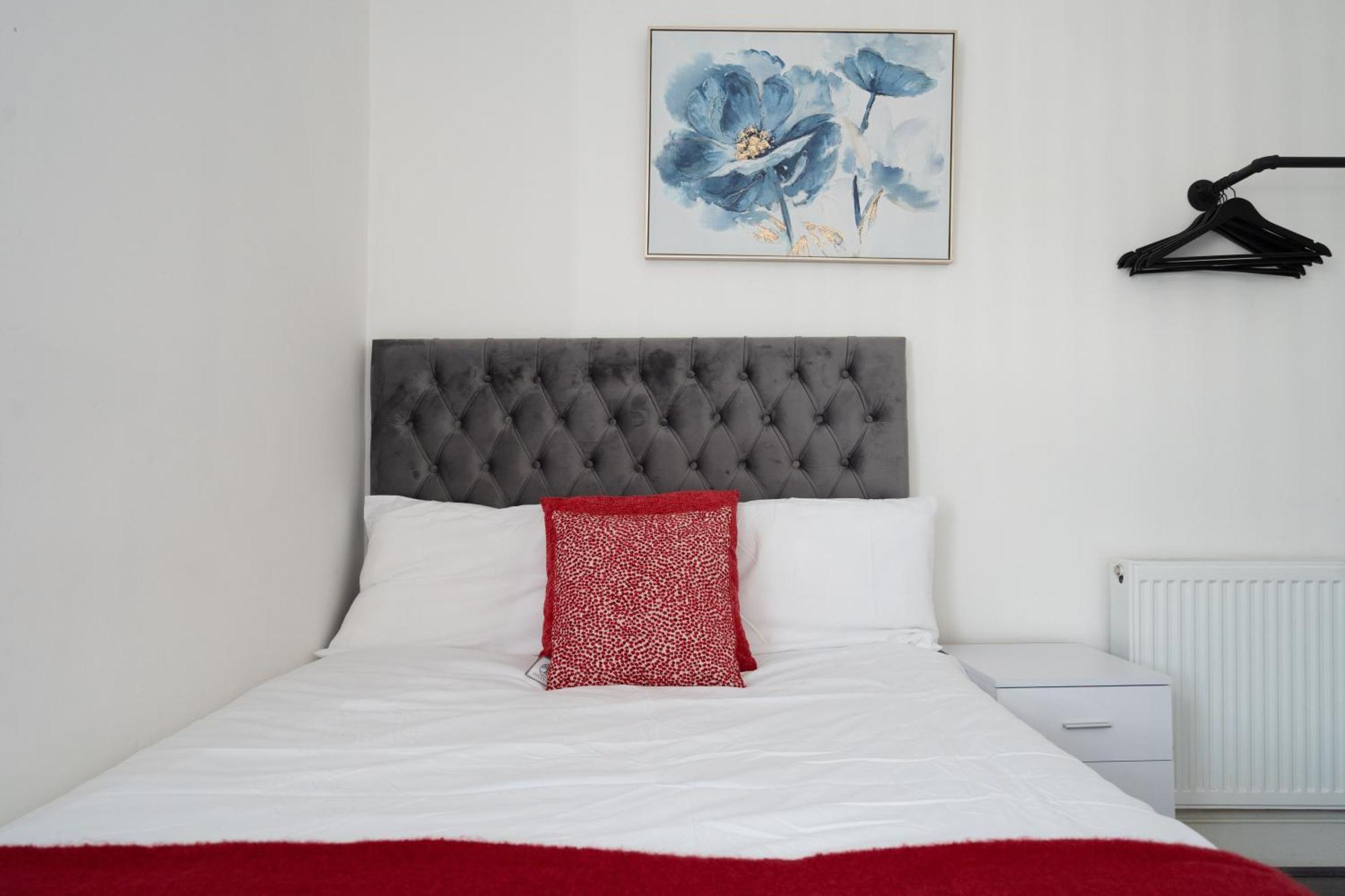 Huge 4 Bedroom Ensuite-Liverpool-Parking エクステリア 写真