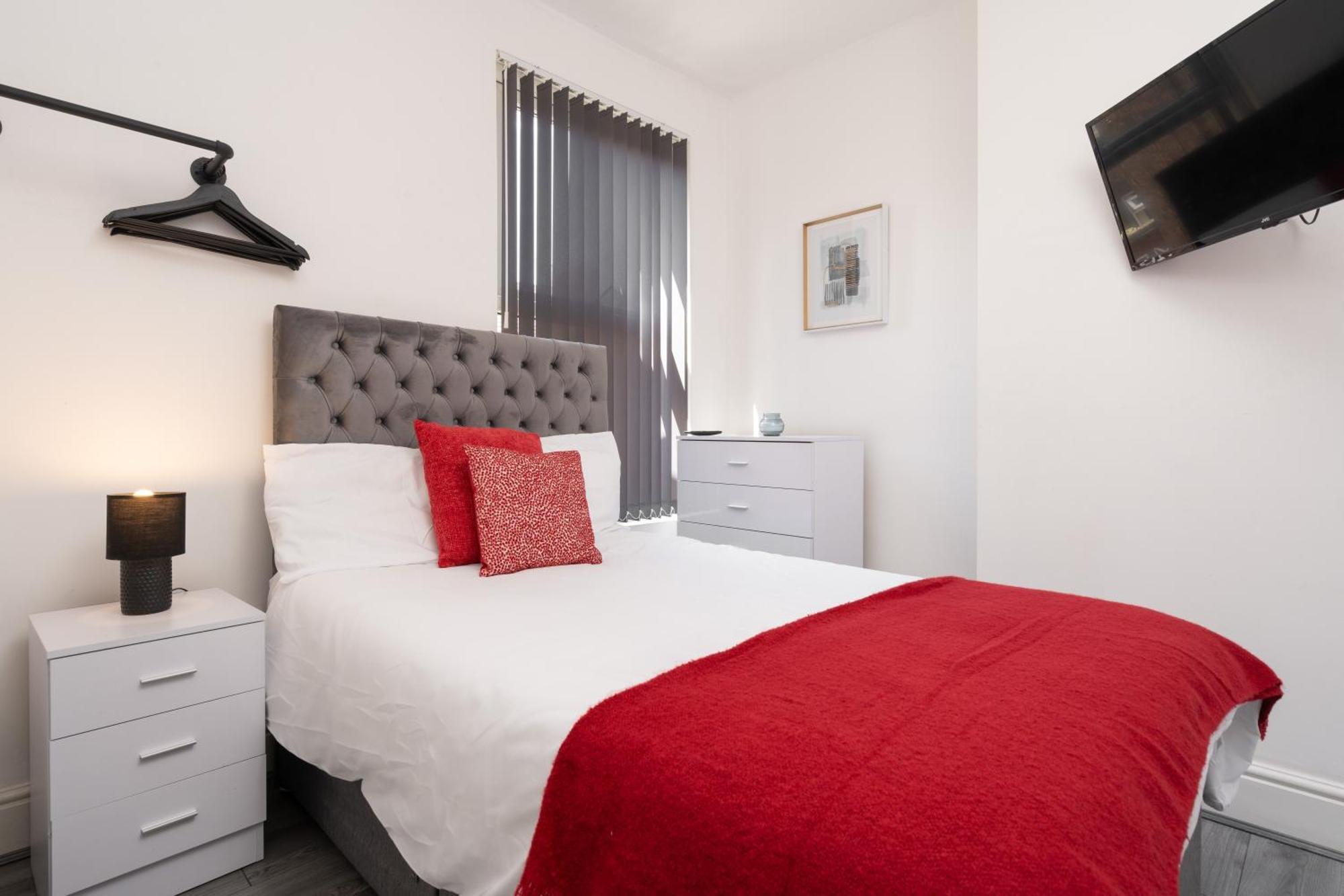 Huge 4 Bedroom Ensuite-Liverpool-Parking エクステリア 写真