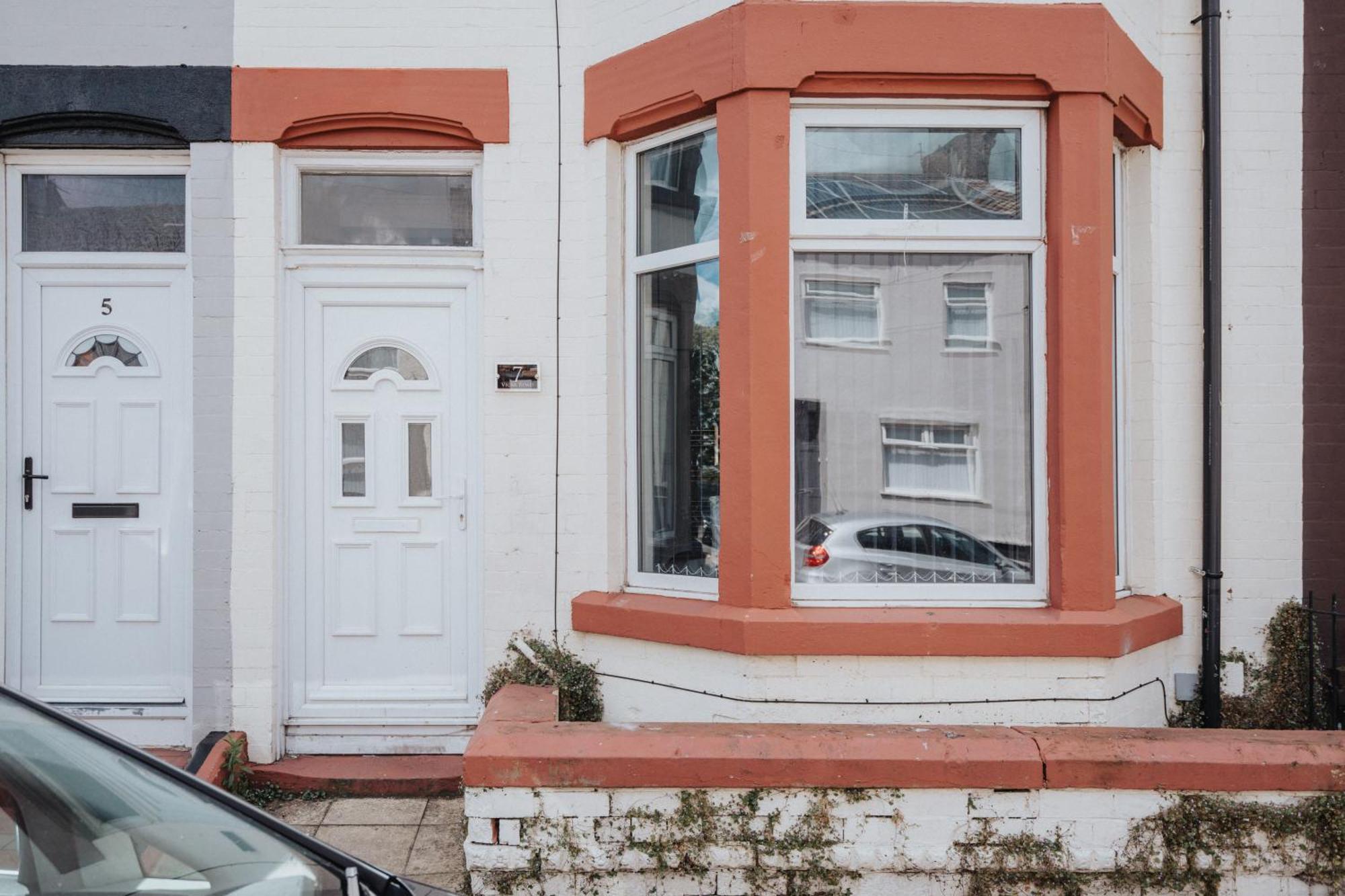 Huge 4 Bedroom Ensuite-Liverpool-Parking エクステリア 写真