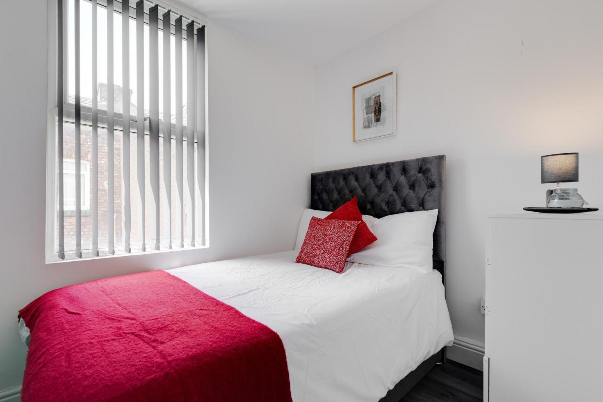 Huge 4 Bedroom Ensuite-Liverpool-Parking エクステリア 写真