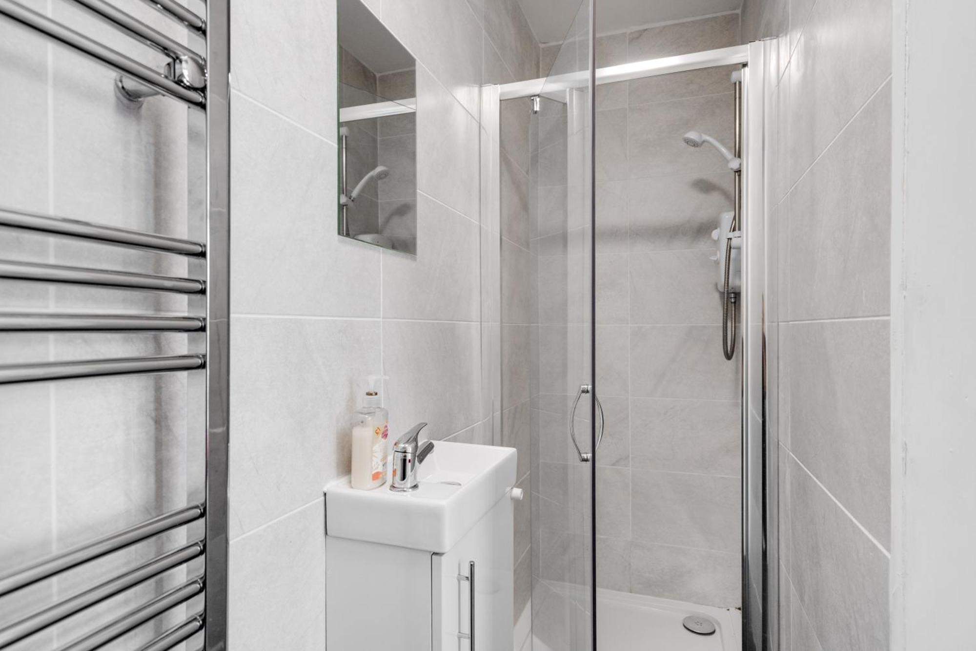 Huge 4 Bedroom Ensuite-Liverpool-Parking エクステリア 写真