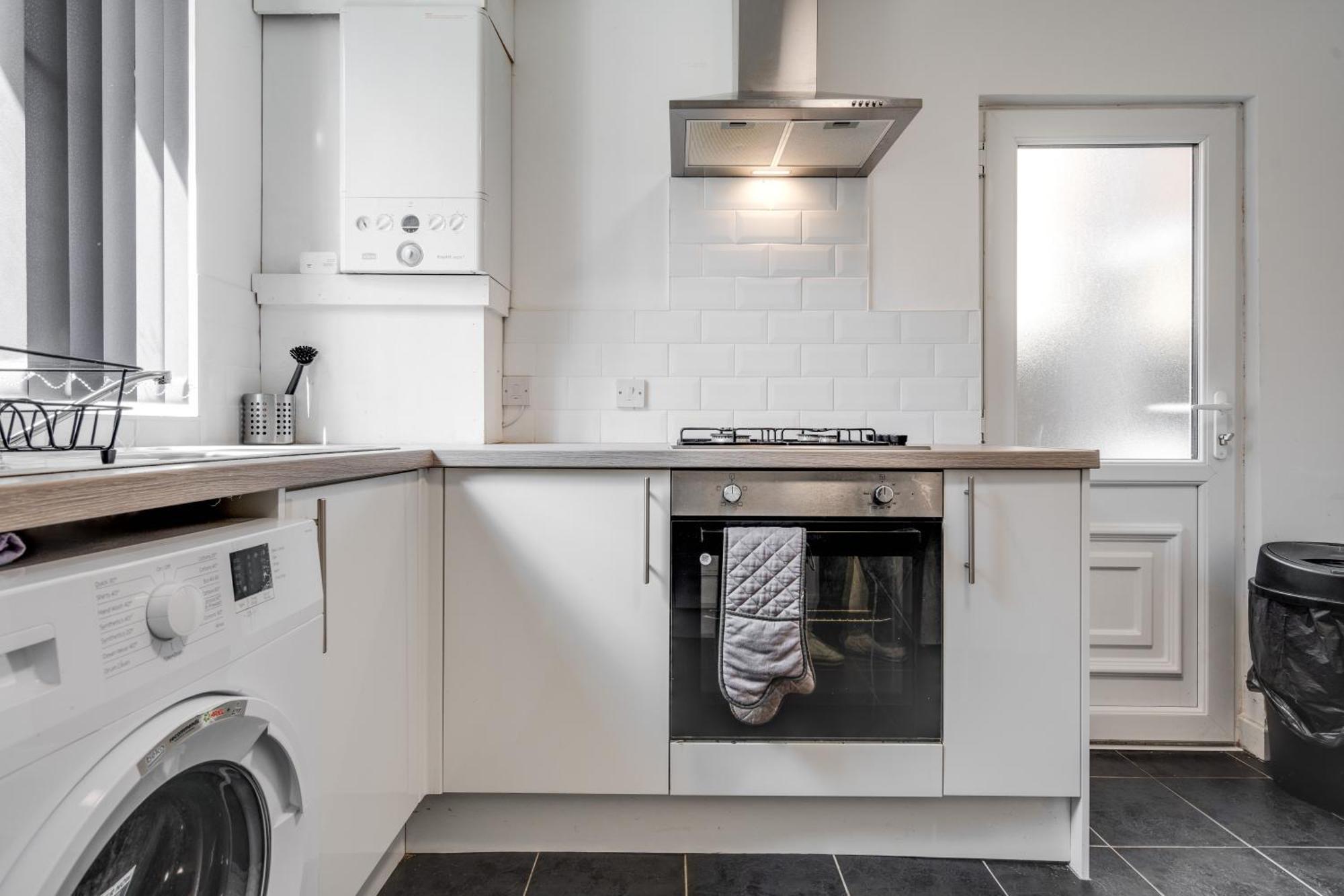 Huge 4 Bedroom Ensuite-Liverpool-Parking エクステリア 写真