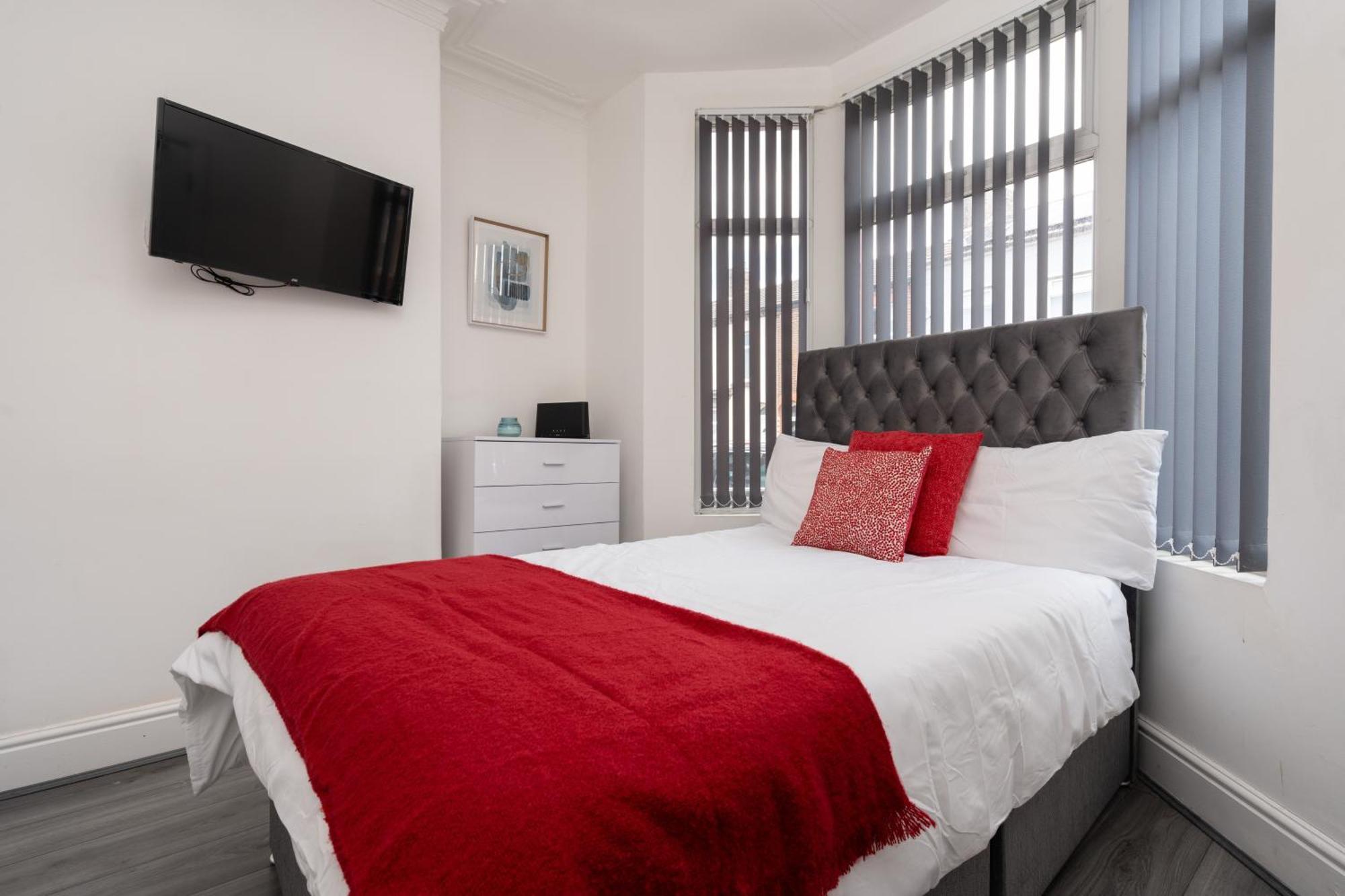 Huge 4 Bedroom Ensuite-Liverpool-Parking エクステリア 写真