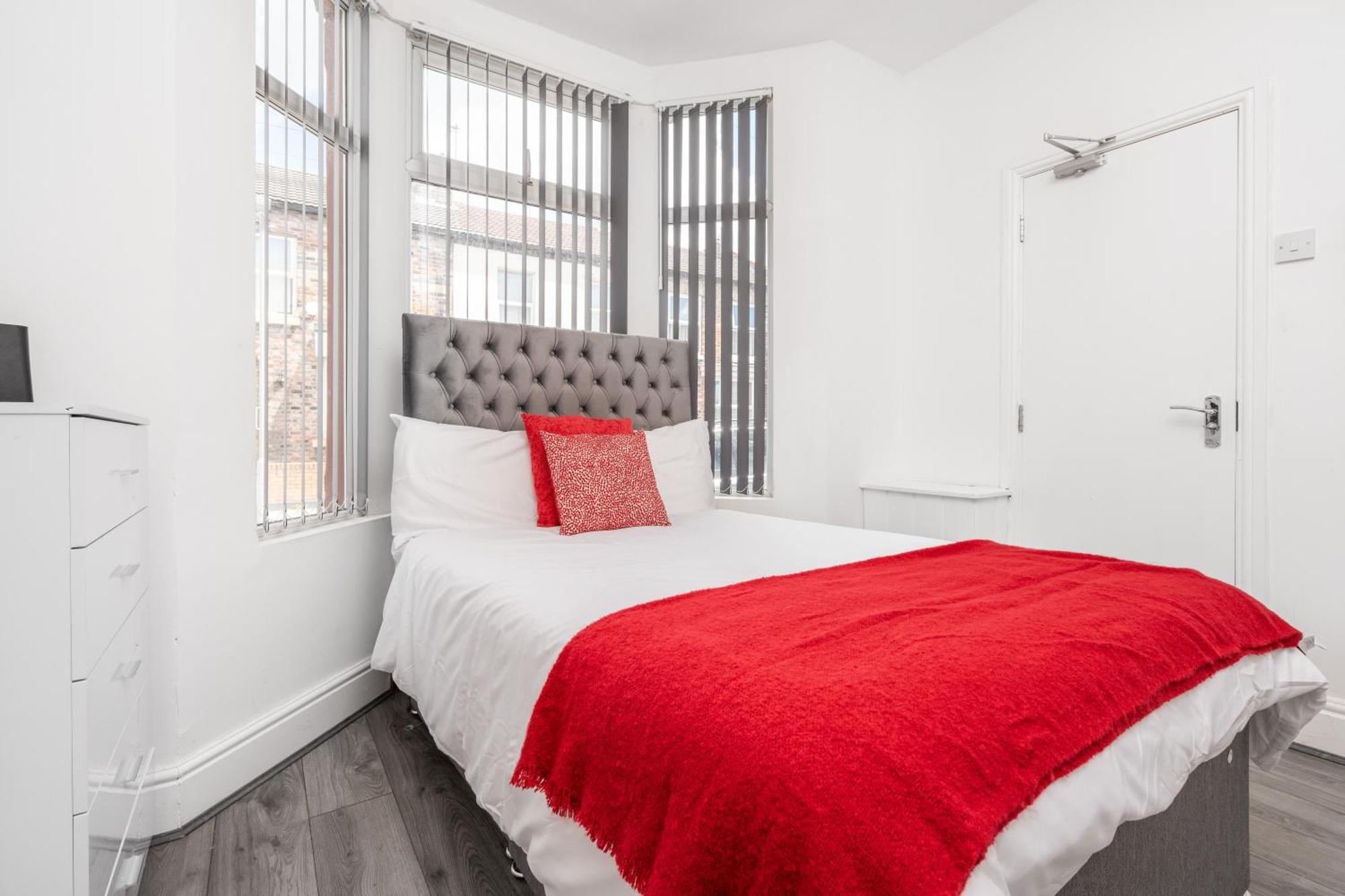 Huge 4 Bedroom Ensuite-Liverpool-Parking エクステリア 写真