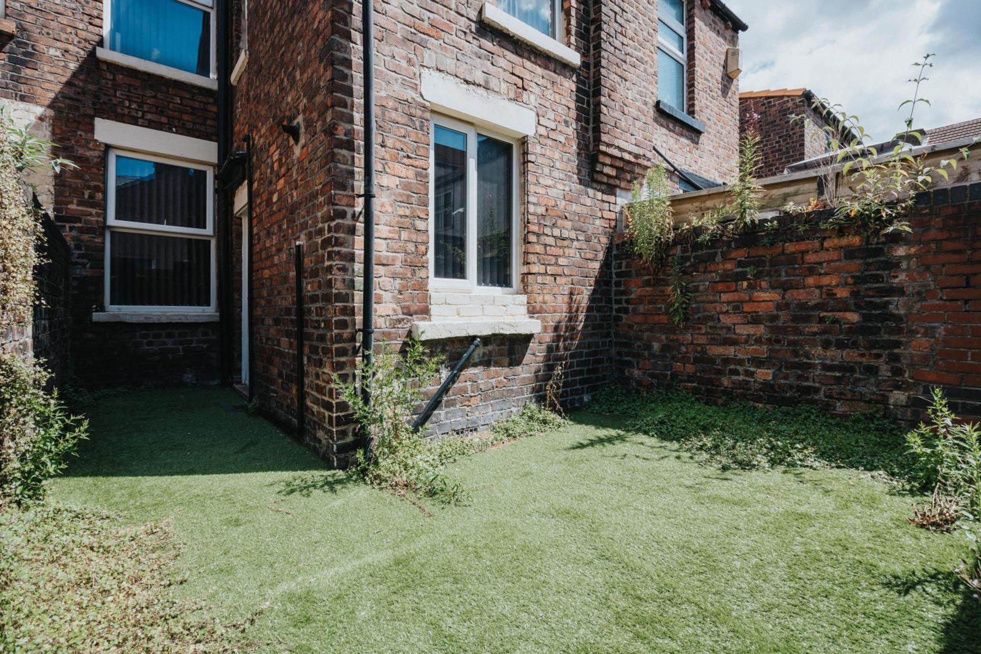 Huge 4 Bedroom Ensuite-Liverpool-Parking エクステリア 写真